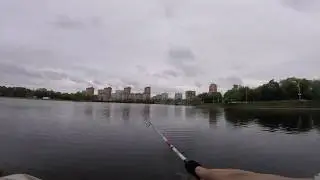 Огромная рыба утащила рыбалка под воду! Рыбалка в Москве