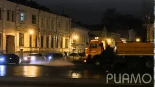 Спецтехника моет дороги Москвы шампунем