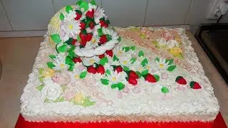 Кремовый торт. Корзина клубники с цветами, кремовый узор / Cream cake. Basket with flowers