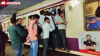 Mumbai local train crowd time train me chadne nhi mila to ek ko kaan ke niche maara | Train Fighting