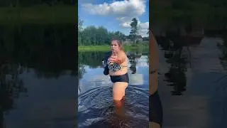 ЯЖЕМАТЬ решила сократить путь через речку..🤦‍♂️👩‍🍼⚓️