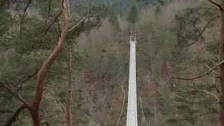 Découvrez la plus longue passerelle himalayenne de France