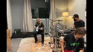 Kiko Loureiro & James LoMenzo Backstage Blues Jam Warming Up Before Megadeth Live On Stage