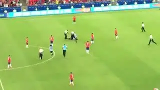 Patada de Gonzalo Jara a Argentino que invadio el campo Chile vs Uruguay