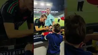 ODEGAARD SIGNS YOUNG SUPPORTERS SHIRT IN LA ❤️