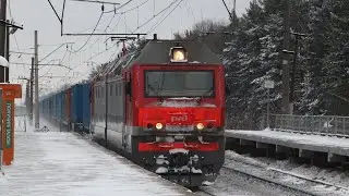 Проходящие поезда после снегопада на платформах Запутная и Заполицы Московской железной дороги.