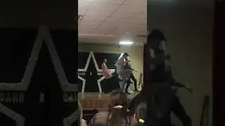 Сын поёт