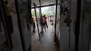 Летом жители Москвы делятся на две части...