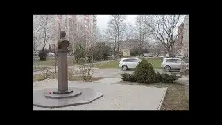 Анапские водители превратили сквер Героя в автостоянку