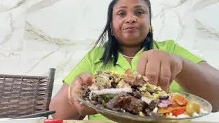 COMENDO DE MÃO UMA DELICIOSA FEIJOADA