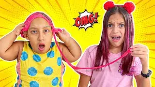 Jessica ajuda sua amiga Maria Clara com slime no  cabelo