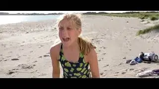 Ikke naken (2004) Beach scene | Kids in Movies