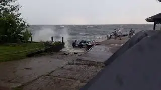 Побег от бури . Шторм на Киевском море  . Сухолучье . 18.06.2020 .
