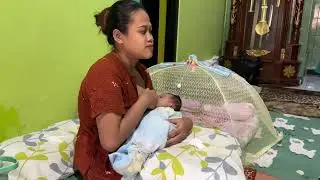 Ibu muda cantik gemoy menyusui bayi