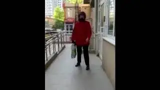 У нас масочный режим, не ходите сюда, никого не пущу.