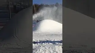 Солнечный Манжерок.Машина для снега валит большую горку...
