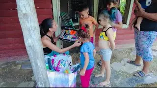 Regalo Juguetes a niños cubanos🇨🇺 por las calles /llevándoles la Navidad 🎄