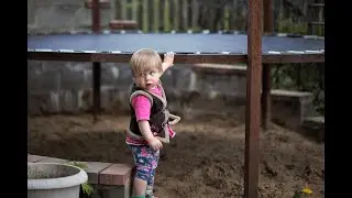 Залезла на папу и пытается прыгать у него на животе...