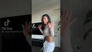 Грудь без лифчика подпрыгивает в такт попы. Boobs without a bra bouncing to the beat of the butt