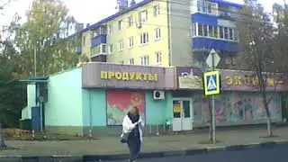 Отвлекись от телефона! Как не нужно переходить дорогу, даже по пешеходному переходу