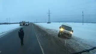 Помогаю Маленьким вытаскиваю с кюветов