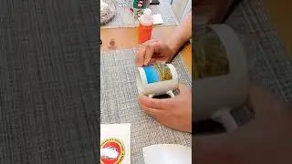 Наклеиваем наклейку UV DTF на кружку и разглаживаем поверхность. Открепляем  PET пленку