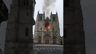 Во Франции горит собор XV века