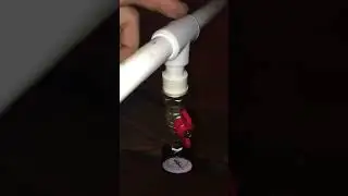 Манометр на системе водоснабжения дома.