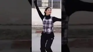 Тибетская девушка танцует 