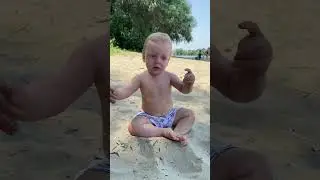 Счастливый малыш на песочке