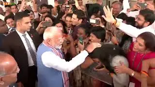 PM Shri Narendra Modi receives a heartwarming welcome from the Indian diaspora in Singapore... 🇮🇳🇸🇬
