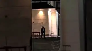 Неадекватный мужик ломает вывеску у кафе Вместе город Владимир