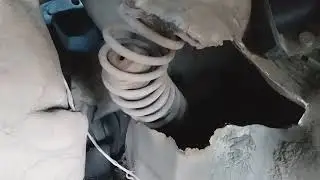 Ворвалась пружина задней стойки в салон на Лада Прира
