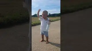 машет всем прохожим 🙈🤣🥰 #shortvideo