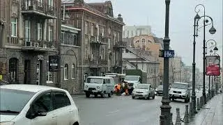 Во Владивостоке вода из канализации затопила дорогу перед мэрией