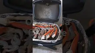 Море продукты на гриле. отдых на балконе. креветки и крабы