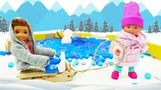 Штеффи замерзла! Зимние игры куколок Барби. Смешные видео для девочек про куклы Барби