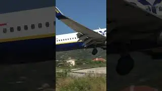 Ryanair B737 Extreme low approach into Skiathos! #closecall #aviation #b737 #ryanair #skiathos