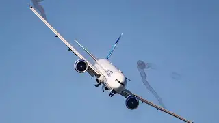 UNITED AIRLINES BOEING 777 FLIES MAJESTICALLY OVER THE SKIES OF SAN FRANCISCO - FLEET WEEK 2024 - 4K