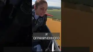 У девушки пилота СНЕСЛО крышу самолета