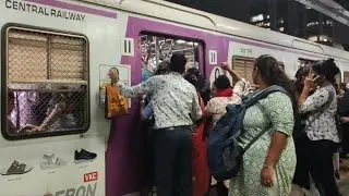 Mumbai local train crowd time me aadmi ladies dabbe me chadhne laga aur phir hui joro se mara mari