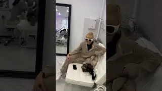 Группа поддержки во время удаления татуировки на груди в 