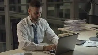 Человек работающий на компьютере. Футаж для видеомонтажа #198.