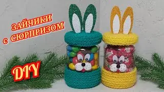 Ideas of Christmas decorations with your own hands.A rabbit made of thread and a glass jar. DIY