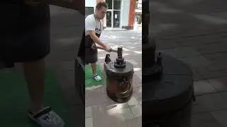 чеканка монетки-сувенира.