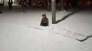 Дети радуются снегу