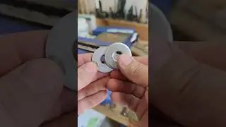 Всего из двух шайб получилась классная и полезная самоделка! Сделай и себе! 