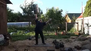 2018 Г 56 ЛЕТ ЖИМ ПИВНОЙ КЕГИ 62 КГ ОДНОЙ РУКОЙ 62 KG BEER KEG ONE HAND PRESS