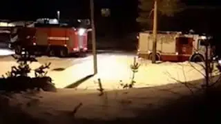 Пожарный автомобиль застрял в снегу во дворе жилого дома в Ноябрьске [типо новости Март 2020 года]