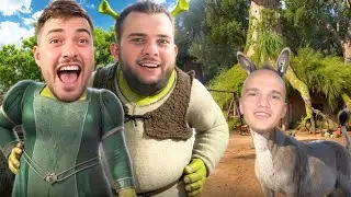 ШРЕК, ФИОНА И ОСЁЛ РАЗДАЮТ СЛАДОСТИ ПРОХОЖИМ 🍭